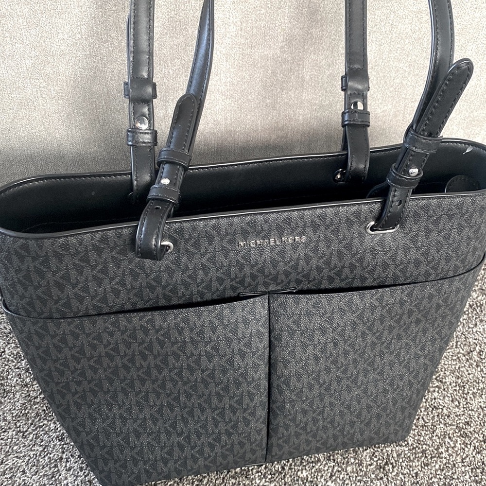 MICHAEL KORS zip top tote